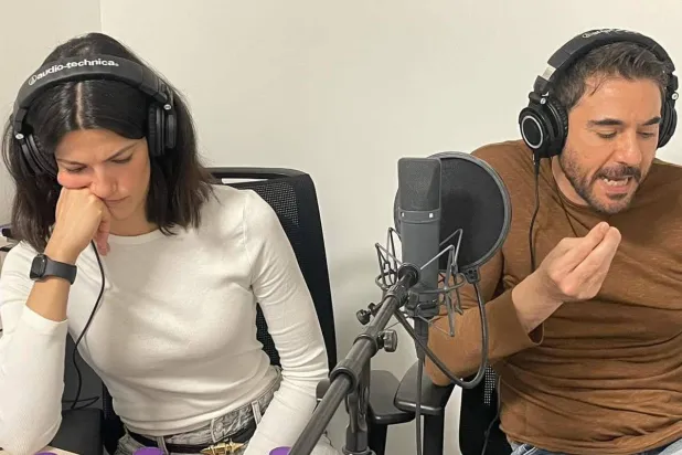 أحمد عز وتارا عماد في أثناء تسجيل حلقات مسلسل «أغنى رجل في العالم» (مؤلف العمل)