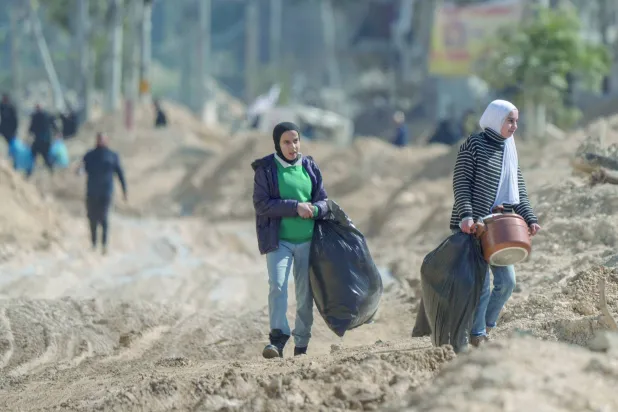 فلسطينيون يفرون من منازلهم بينما يواصل الجيش الإسرائيلي مداهماته لمخيم نور شمس في الضفة الغربية 26 فبراير 2025 (د.ب.أ)