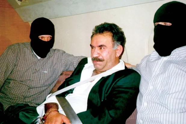 أوجلان في أثناء نقله إلى تركيا عقب القبض عليه في نيروبي عام 1998 (أرشيفية - إعلام تركي)