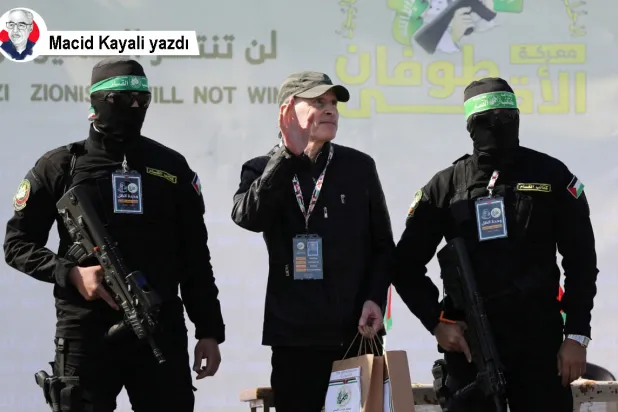 7 Ekim 2023'ten beri Gazze'de rehin tutulan ve 1 Şubat 2025'te serbest bırakılan ABD-İsrail vatandaşı Keith Siegel iki Hamas militanının ortasında duruyor. (Reuters)
