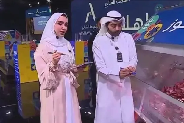 الاستعداد لعملية السحب في مسابقة مهرجان «يا هلا» للتسوق في الكويت التي أثيرت حولها القضية (الشرق الأوسط)