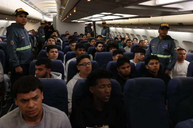 صورة نشرتها وزارة الداخلية الفنزويلية لبعض المهاجرين الفنزويليين الذين وصلوا من هندوراس بعد ترحيلهم من الولايات المتحدة (إ.ب.أ)