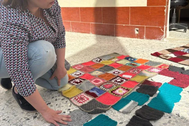 جمع قطع حياكة الكروشيه المتبرع بها ضمن مبادرة «الحرامات السورية» للأطفال (الشرق الأوسط)