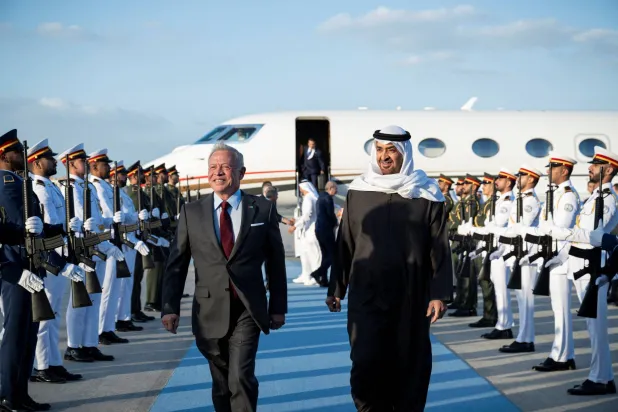 رئيس دولة الإمارات يستقبل العاهل الأردني في مطار البطين بالعاصمة أبوظبي (رويترز)
