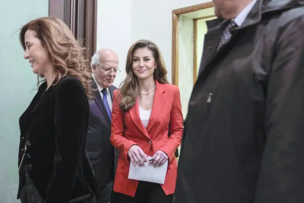 
أورتاغوس نائبة المبعوث الخاص للرئيس الأميركي في القصر الرئاسي اللبناني خلال زيارتها الأخيرة (أ.ب)