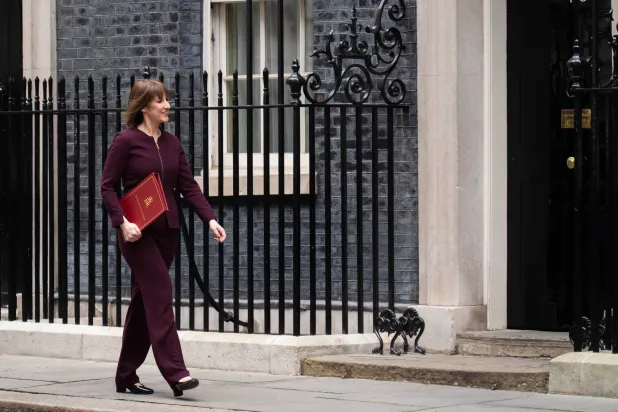 راشيل ريفز تغادر 11 داونينغ ستريت متوجهة إلى مجلس العموم لإلقاء بيانها الربيعي لتحديث الموازنة (د.ب.أ)