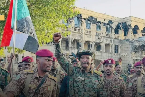 Orgeneral Burhan dün başkent Hartum’un askeri vesayete son verildiğini duyurduktan sonra Başkanlık Sarayını gezerken (Egemenlik Konseyi/X)