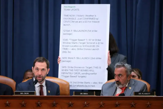 Demokrat temsilciler dün Konsey'deki oturum sırasında "Signal" görüşmesinin ekran görüntülerini incelediler (AFP)