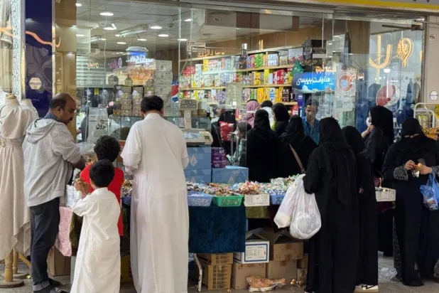 Shoppers crowd to buy sweets at a shopping mall in Riyadh (Asharq Al-Awsat) 
