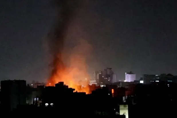 زبانه‌ آتش و دود از یک سایت در صنعا پس از حمله هوایی آمریکا بالا می‌رود (AFP)