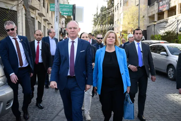 وزيرا داخلية ألمانيا والنمسا في جولة داخل العاصمة الأردنية الأربعاء قبيل إلغاء زيارتهما لدمشق (د.ب.أ)