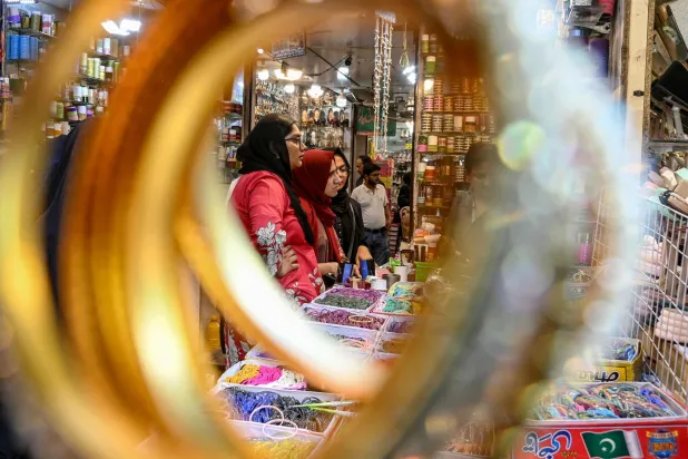 يعزز الذكاء الاصطناعي من كفاءة العمليات ويوفر تجارب تسوق شخصية من خلال تحسين الاتصال وتوفير تحليلات فورية (أ.ف.ب)