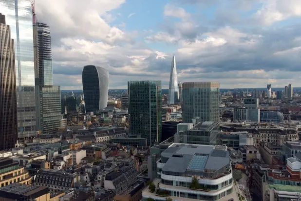 صورة عامة للحي المالي في لندن (رويترز)