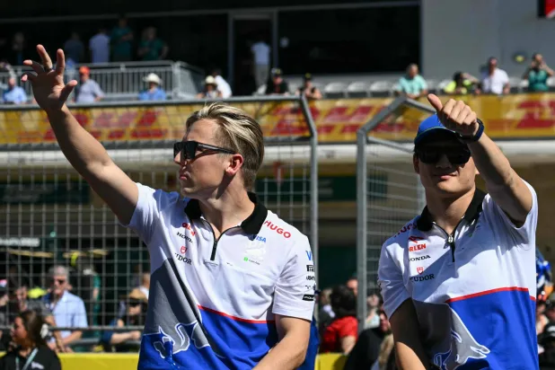 السائق النيوزيلندي ليام لاوسون (يسار) إلى جوار بديله الياباني يوكي تاسونودا (أ.ف.ب)