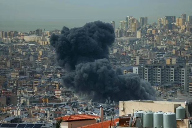 دخان يتصاعد من موقع غارة إسرائيلية بالضاحية الجنوبية لبيروت 28 مارس 2025 (أ.ف.ب)