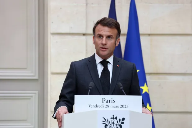 الرئيس الفرنسي إيمانويل ماكرون خلال مؤتمر صحافي في قصر الإليزيه يوم 28 مارس 2025 (إ.ب.أ)