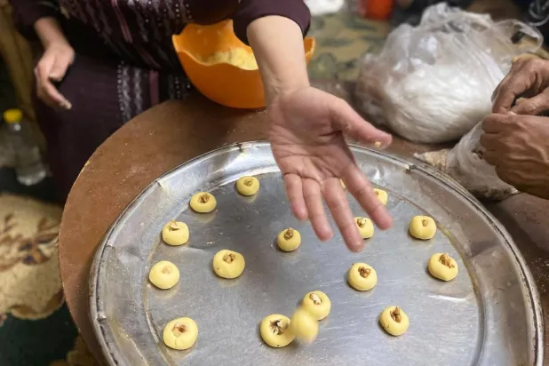 صناعة كعك العيد في المنزل يجمع أفراد العائلة رجالاً ونساء (الشرق الأوسط)