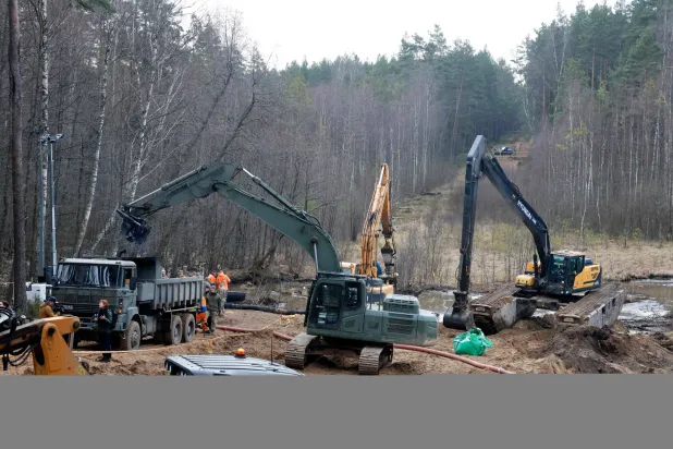 أفراد عسكريون في موقع عملية إنقاذ للجنود الأميركيين المفقودين في ساحة تدريب بابرادي بليتوانيا 28 مارس 2025 (أ.ف.ب)
