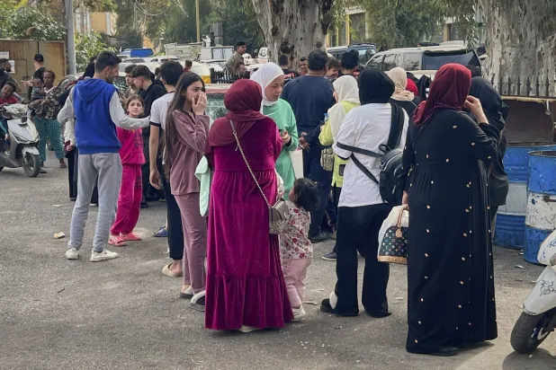 سكان نزحوا الى شارع آمن بعد قصف إسرائيلي لمنطقة سكنهم بضاحية بيروت الجنوبية  (أ ب)