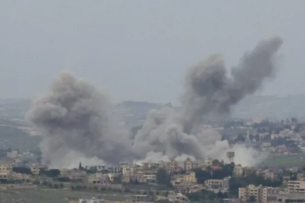 دخان القصف الإسرائيلي يتصاعد من بلدة الخيام في جنوب لبنان (أ.ف.ب)