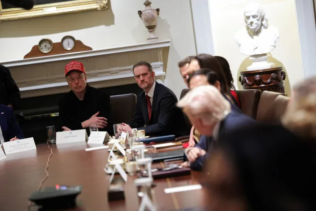 الرئيس دونالد ترمب مجتمعاً بأعضاء حكومته في البيت الأبيض 24 مارس (رويترز)