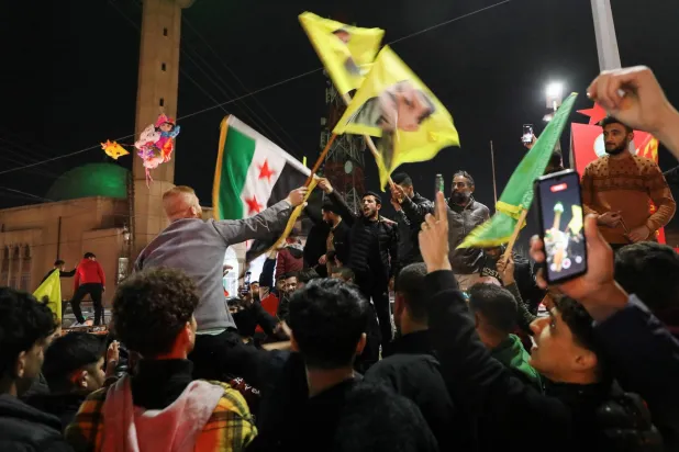 أكراد سوريون يحتفلون في القامشلي بالاتفاق بين الإدارة السورية و«قسد» (أرشيفية - رويترز)