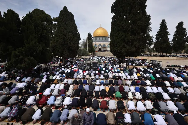 مصلون في الجمعة الأخيرة من رمضان بحرم المسجد الأقصى في القدس (إ.ب.أ)