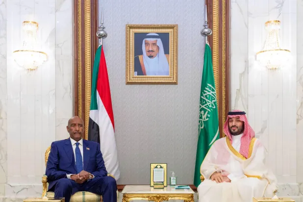 ولي العهد السعودي مستقبِلاً رئيس مجلس السيادة السوداني بقصر الصفا في مكة المكرمة الجمعة (واس)