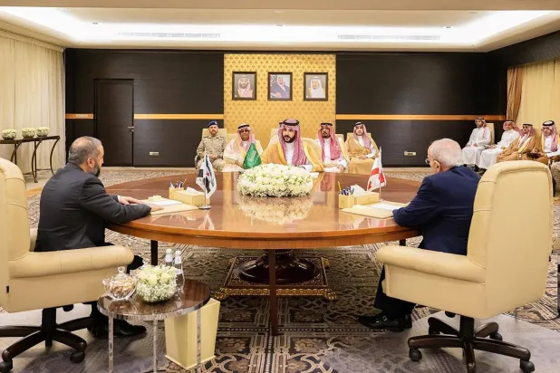 الأمير خالد بن سلمان وزير الدفاع السعودي يتوسط الوزيرين منسى وابو قصرة في لقاء التوقيع بمدينة جدة (واس)