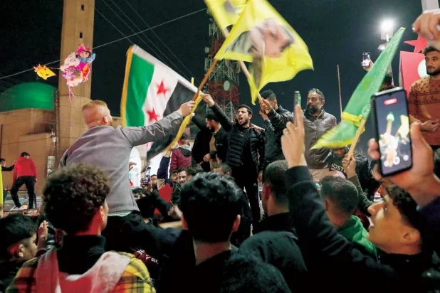 أكراد سوريون يحتفلون في القامشلي بالاتفاق بين الإدارة السورية و«قسد» (أرشيفية - رويترز)
