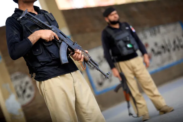 رجال أمن باكستانيون يقفون حراساً عند نقطة تفتيش في بيشاور في 19 مارس 2025 (أرشيفية - إ.ب.أ)