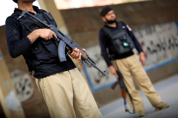 Peşaver'deki bir kontrol noktasında nöbet tutan Pakistan güvenlik personeli, 19 Mart 2025. (Arşiv - EPA)