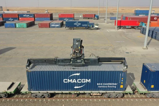 خط سكة حديد وحاويات في ميناء أكتوبر الجاف (رئاسة مجلس الوزراء المصري)