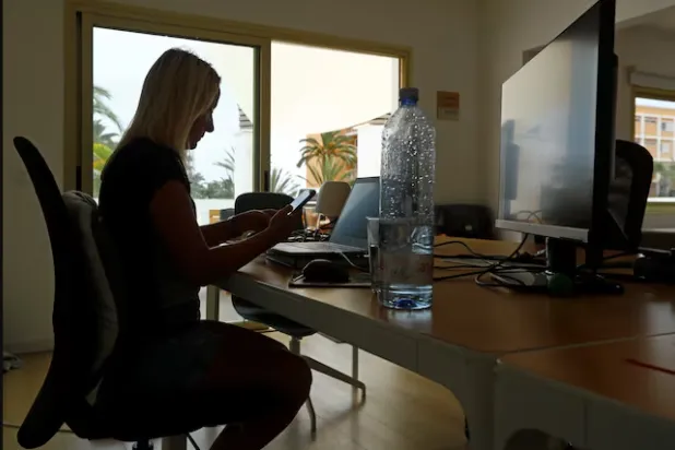 البُعد عن الإدارة يمكن أن «يعيق التواصل» (رويترز)