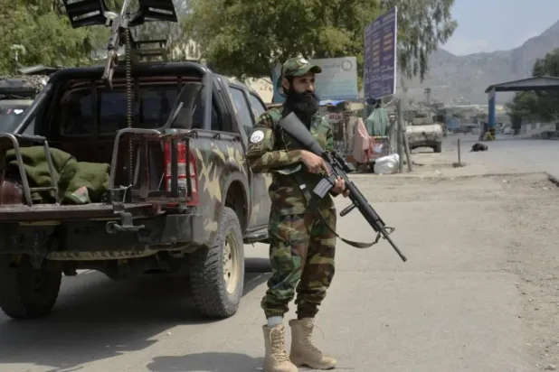Bir Afgan Taliban askeri, Kabil'in doğusunda Pakistan ile olan Torkham sınır kapısı yakınında nöbet tutuyor (Arşiv-AP)