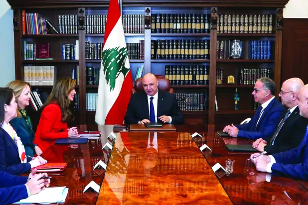 الرئيس اللبناني جوزيف عون خلال الاجتماع مع مورغان أورتاغوس والوفد المرافق لها في قصر بعبدا (أ.ف.ب)