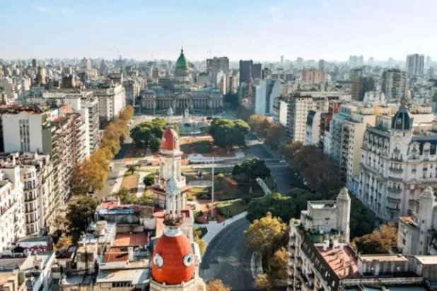 وسط العاصمة الأرجنتينية بوينس آيرس (رويترز)