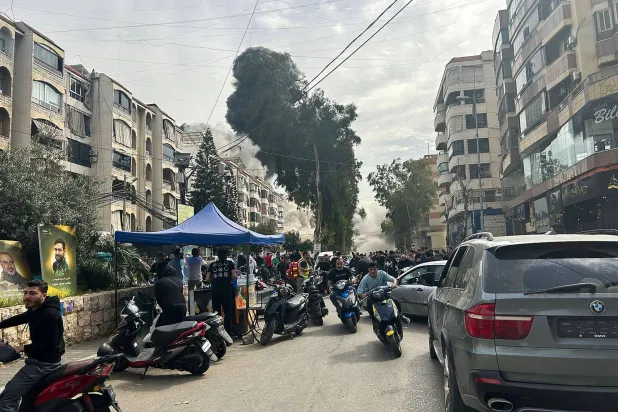 مواطنون يهربون من منازلهم يوم الخميس إثر تهديدات إسرائيلية قبيل قصف استهدف الضاحية الجنوبية لبيروت (أ.ف.ب)