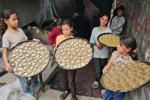 أطفال مع صواني كعك العيد (الشرق الأوسط)