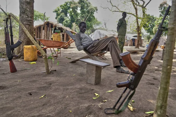 جندي يجلس في نقطة عسكرية بجنوب السودان 15 فبراير 2025 (أ.ب)