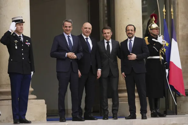 (من اليسار) رئيس الوزراء اليوناني كيرياكوس ميتسوناكيس والرئيس اللبناني جوزيف عون والرئيس الفرنسي إيمانويل ماكرون والرئيس القبرصي نيكوس كريستودوليديس في الإليزيه الجمعة (أ.ب)