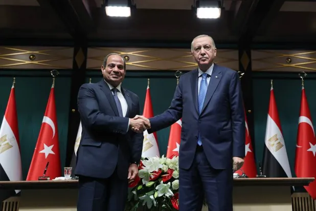 إردوغان مصافحاً السيسي عقب اجتماع المجلس الاستراتيجي في أنقرة 4 سبتمبر الماضي (الرئاسة التركية)