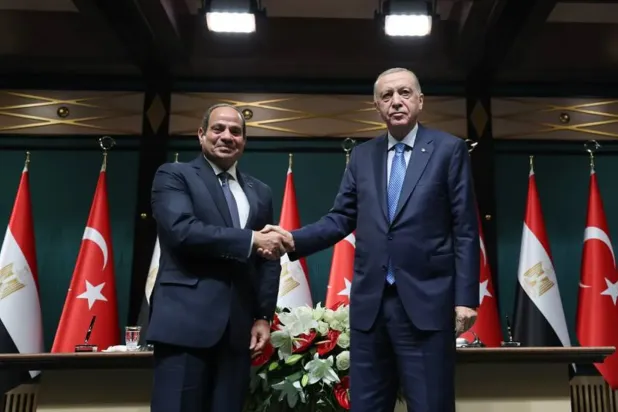 Erdoğan, 4 Eylül'de Ankara'da yapılan Stratejik Konsey toplantısının ardından Sisi ile el sıkışırken (Türkiye Cumhurbaşkanlığı)