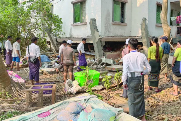 متطوعون يبحثون عن ناجين في مبنى متضرر بعاصمة ميانمار (أ.ب)