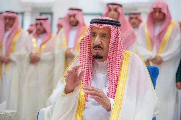 خادم الحرمين الشريفين الملك سلمان بن عبد العزيز في أثناء تأديته صلاة العيد بقصر السلام في جدة الأحد (واس)