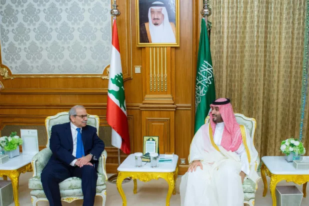 ولي العهد السعودي الأمير محمد بن سلمان لدى استقباله رئيس الوزراء اللبناني نواف سلام في مكة المكرمة الأحد (واس)