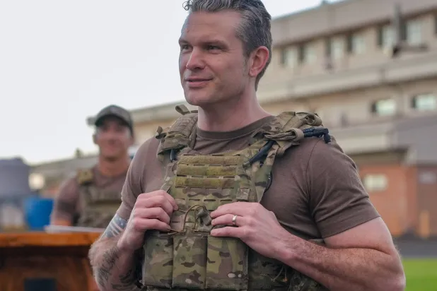 وزير الدفاع الأميركي بيت هيغسيث خلال زيارة لقاعدة بيرل هاربور (حسابه عبر منصة إكس)