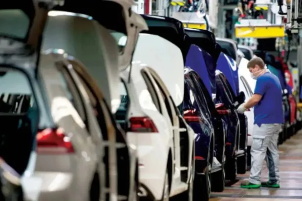 مصنع لإنتاج السيارات في ألمانيا (رويترز)