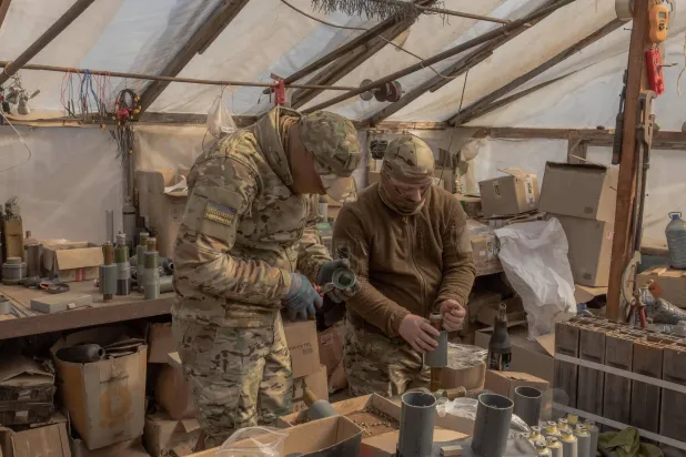 جنديان أوكرانيان في مستودع أسلحة بدونيتسك في 19 مارس (أ.ف.ب)