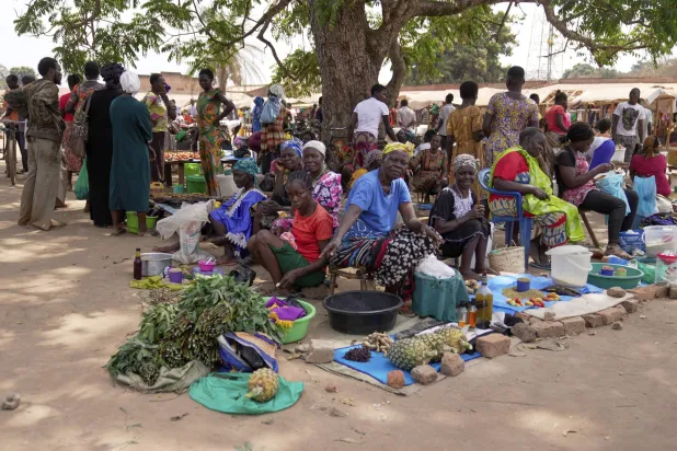 نساء يبعن بضائعهن في سوق نزارا المفتوح جنوب السودان 15 فبراير (أ.ب)